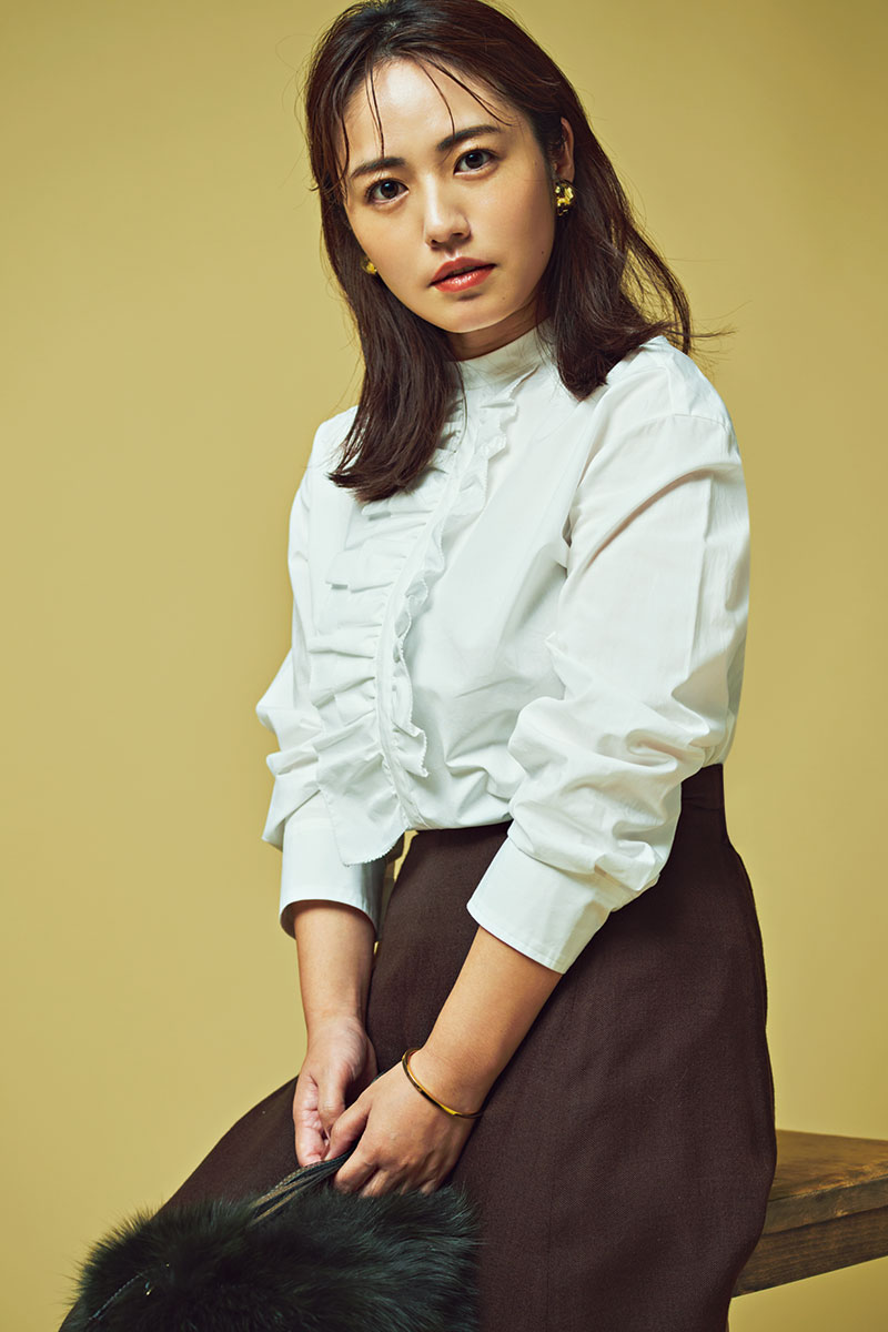 上半身のボリューム感は バンドカラーで引き算