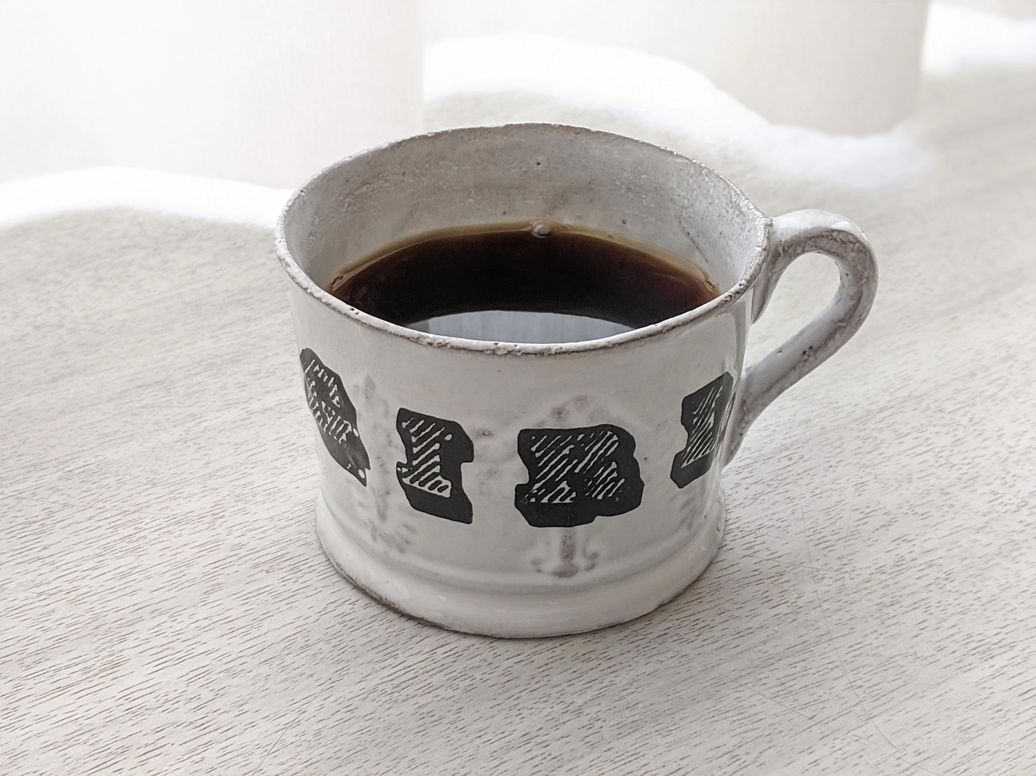 【コーヒー】暖かい飲み物は空腹を満たしてくれます。私はコーヒーを1日何杯も飲む程好きなので、デスクワークの日の欠かせないお供です。