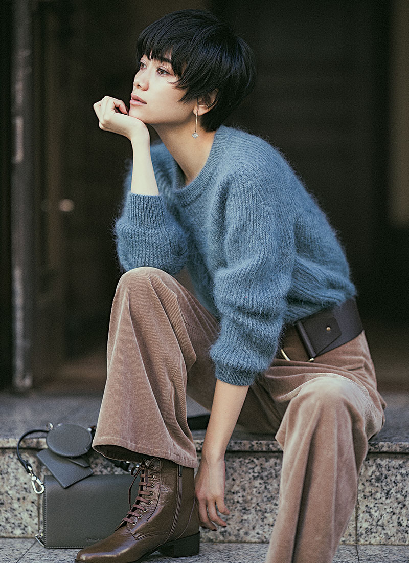 ニット￥28,000（バトナー）パンツ￥18,000（ルージュ・ヴィフ／ルージュ・ヴィフラクレ ルミネ新宿店）ベルト￥34,000※参考価格（アトリエ アンボワーズ／アマン）バッグ￥7,900（ＣＨＡＲＬＥＳ & ＫＥＩＴＨ／ＣＨＡＲＬＥＳ & ＫＥＩＴＨ ＪＡＰＡＮ）ブーツ￥25,000（ワシントン／銀座ワシントン銀座本店）ピアス￥54,000（アズラボ）