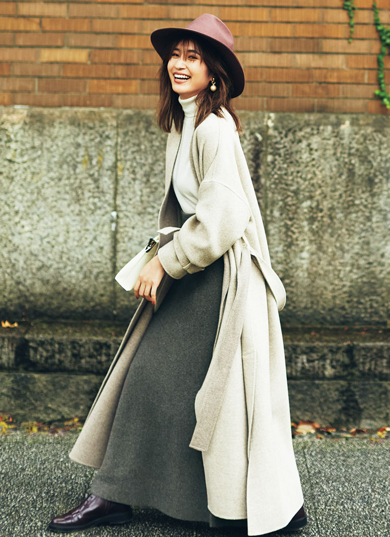 ロング×ロングは素材の持つ柔らかさを活かし、動きを出して 難度高めに感じがちなロングコート×ロングスカートの組合せも、軽やかなダブルフェイスと柔らかなニットならうまくいく。歩くたびに動きが出て、ドラマチックな印象を演出できます。スカート￥23,000（ティッカ）ロングコート￥108,000ニット￥26,000（ともにebure／ebure GINZA SIX店）バッグ￥160,000（ヴァレクストラ／ヴァレクストラ・ジャパン）ブーツ￥99,000（トッズ／トッズ・ジャパン）ハット￥16,500（CA4LA／CA4LA ショールーム）イヤリング￥24,300（アビステ）