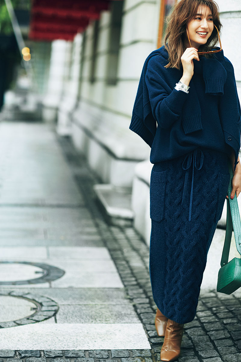 ニットの風合いを楽しめるケーブル編みとネイビーでまとめたワントーンが新鮮！ ベージュや茶系がトレンドの中、スマートなネイビーのニットがなんだか新鮮。カーディガンも羽織ってアンサンブル感覚で着るのが大人っぽい。キャメルやパイソンの小物を合わせ、リッチなムードもプラス。スカート￥98,000ニット￥80,000カーディガン￥95,000（すべてドゥロワー／ドゥロワー 六本木店）バッグ￥124,000ロングブーツ￥185,000（ともにJIMMY CHOO）サングラス￥32,000（アイヴァン／アイヴァン PR）バングル￥15,000（ワンエーアールバイウノアエレ／ウノアエレ ジャパン）