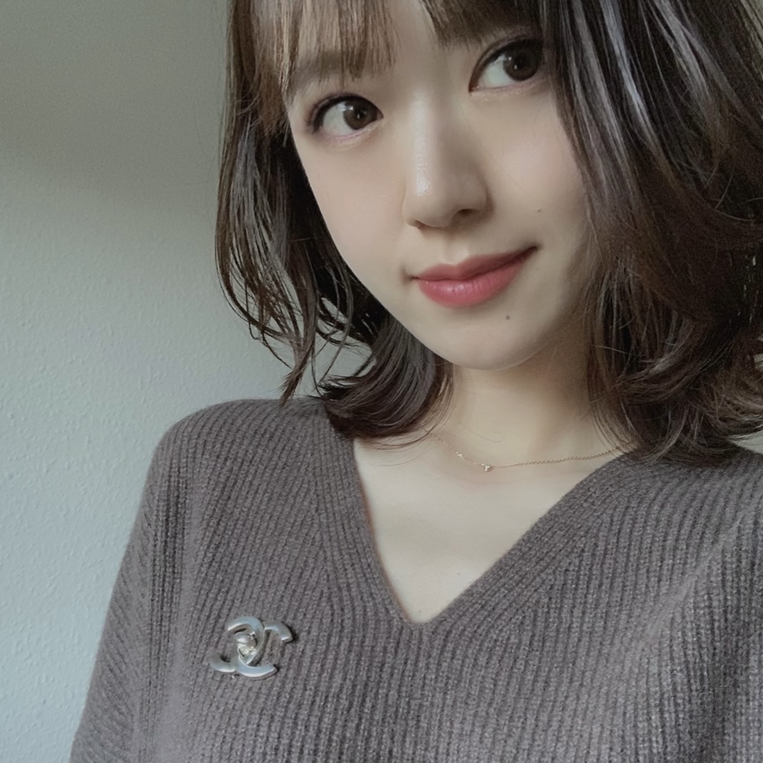 ニットの印象チェンジにも使える♡シャネルのブローチ | CLASSY