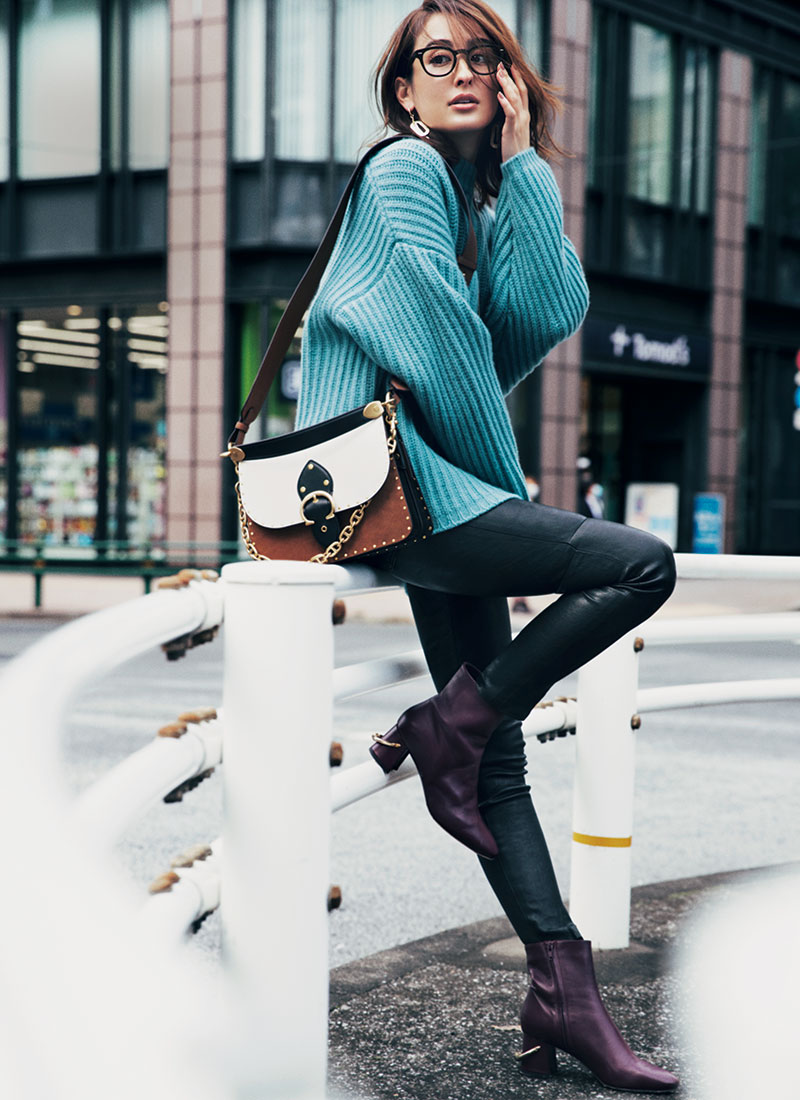 スパイシィで女らしい色と素材でリズムをつけたレザーパンツの着こなし ぴったりシルエットのレザーパンツにターコイズブルーのカシミアニットを重ねて。ゆるっと×ゆるっとな今どきコーデでは成しえない、華やかなカッコよさが際立つワンツーコーデです。レザーパンツ￥210,000（マディソンブルー）ニット￥86,000（デミリー／サザビーリーグ）バッグ￥85,000（コーチ／コーチ・カスタマーサービス・ジャパン）ブーツ￥64,000（ロートレ・ショーズ／アルアバイル）メガネ￥27,000（アイヴァン／アイヴァン PR）ピアス￥8,000（ワンエーアールバイウノアエレ／ウノアエレ ジャパン）