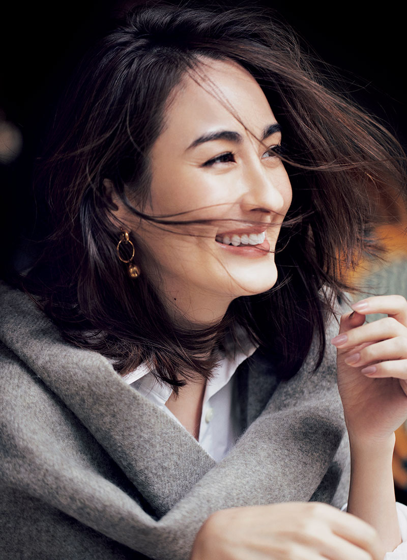 上品な陰影のある肌と風になびくヘアでヘルシーに ウエット仕上げのヘアや、トレンドカラーのポイントメークも知っている。そのうえでシーンに合わせた自分を表現するのが、キレイめカジュアルデーのルールです。シャツ￥21,000（エーピー ストゥディオ／エーピー ストゥディオ　ニュウマン シンジュク）ストール￥49,000（ア ソース メレ／フレームワーク ルミネ新宿店）ピアス￥9,000（シャイラ／エリオポール代官山）