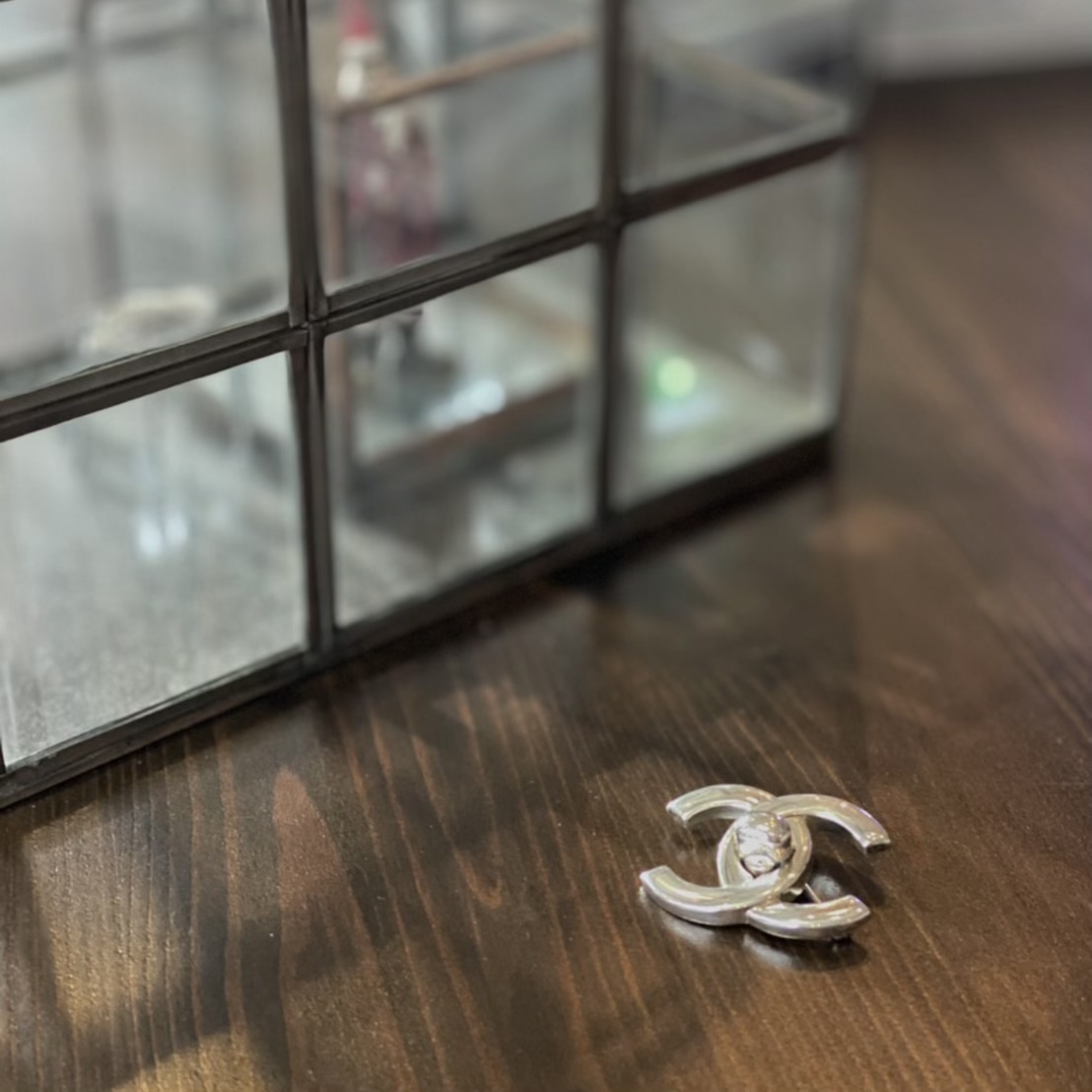 ニットの印象チェンジにも使える♡シャネルのブローチ | CLASSY