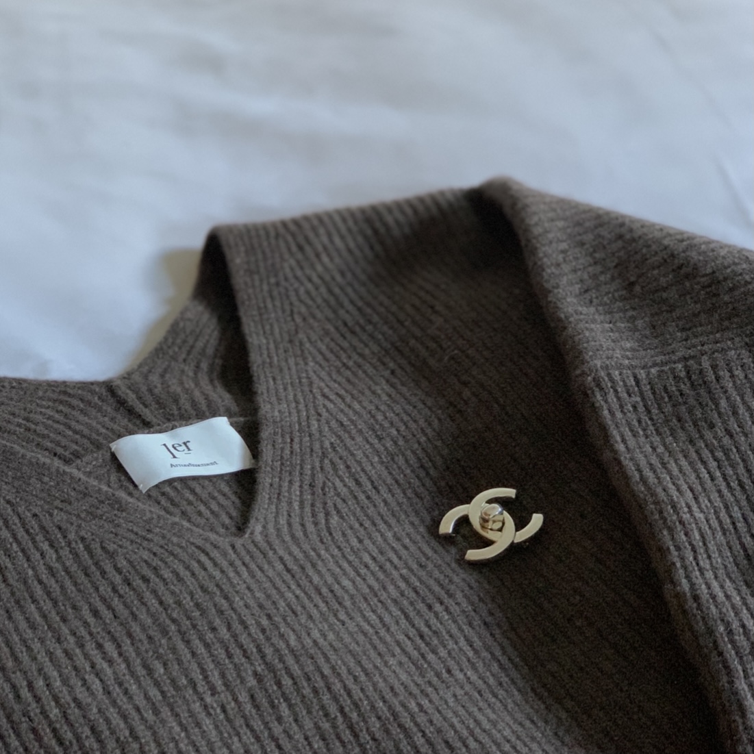 ニットの印象チェンジにも使える♡シャネルのブローチ | CLASSY ニットの印象チェンジにも使える♡シャネルのブローチ | CLASSY