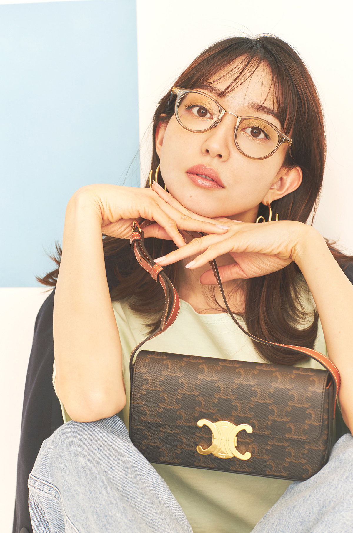 セリーヌ新作バッグ】トリオンフが映えるアイコニックな セリーヌ新作バッグ】トリオンフが映えるアイコニックな