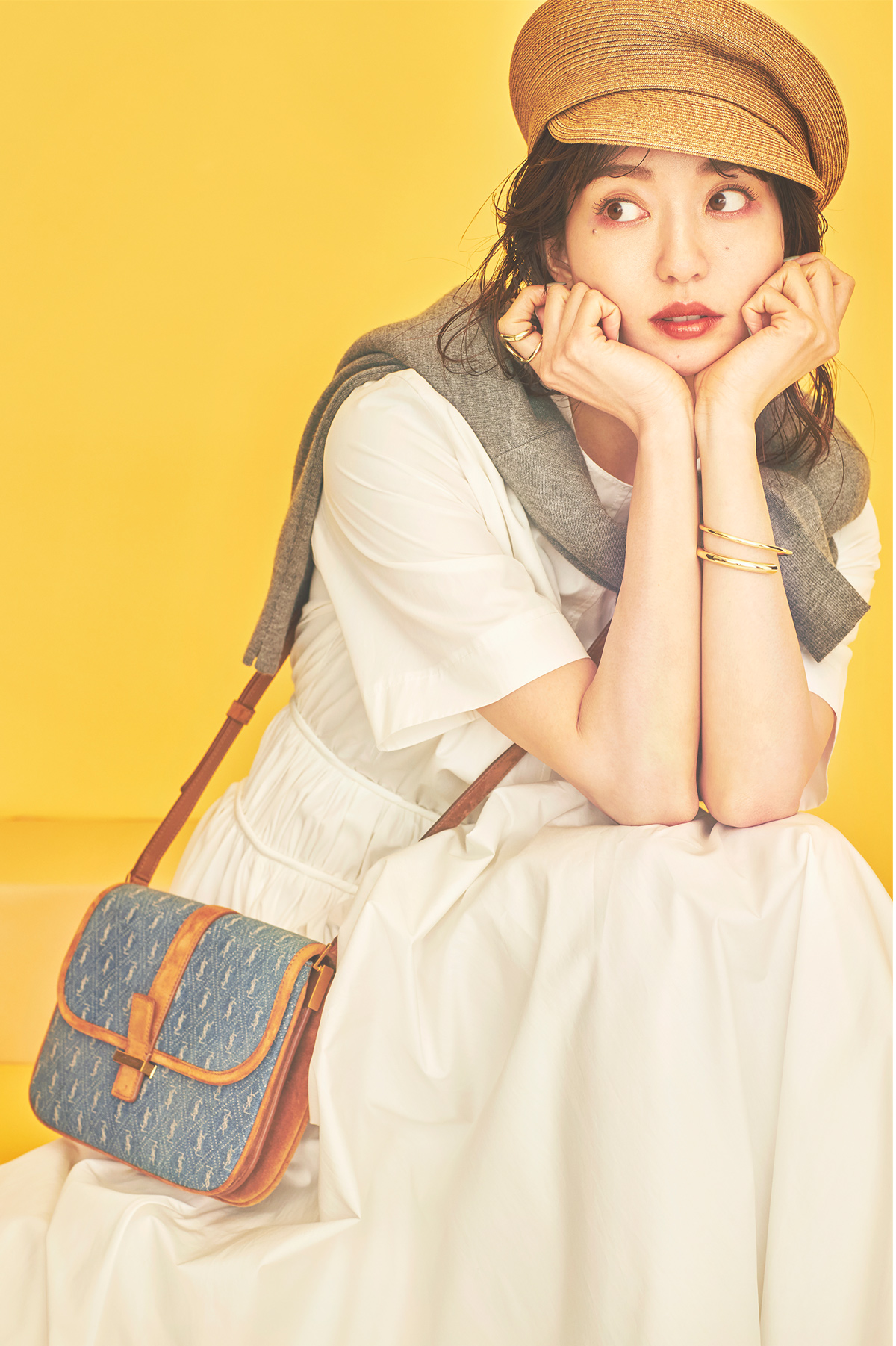 サンローランの新作バッグはシンプルコーデに映えるロゴ