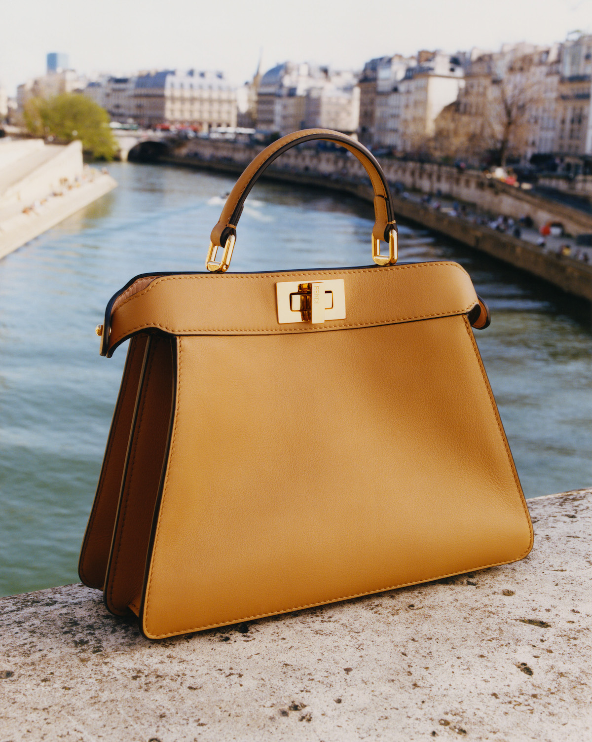 フェンディのアイコンバッグ「ピーカブー」にコンパクトな新