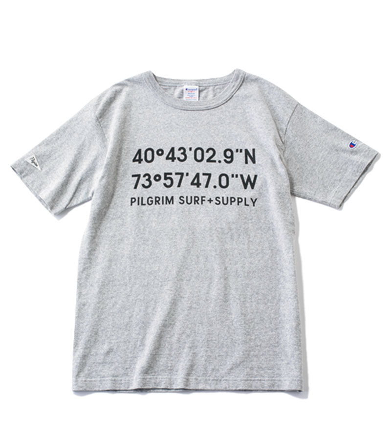 【3】ロゴTシャツ 出番多め！頼れるカジュアル服 Tシャツはロゴがあるとポイントになってメリハリが。￥7,480 （チャンピオン×ピルグリム サーフ＋サプライ／ピルグリム サーフ＋サプライ）