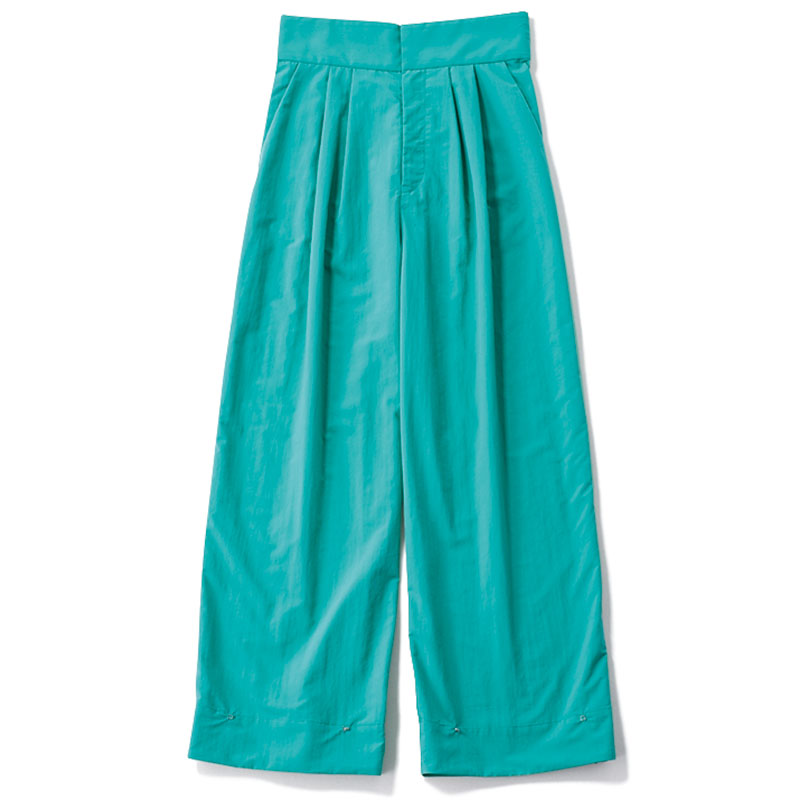 【J】カラーワイドパンツ 裾ホックで旬なバルーンシルエットに変えられる2ｗａｙ。撥水素材で雨の日にも対応。￥19,800（カデュネ）
