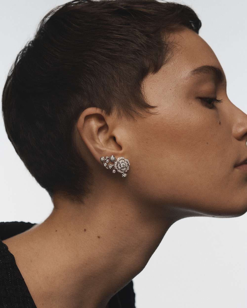 シャネル】チョーカータイプが初登場！ 華やかカメリア