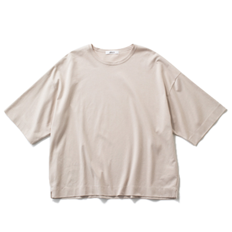 Tシャツ 袖の切り替えのないシームレスなデザイン。シンプルだけど着映えする無地T　￥13,200（ebure／ebure GINZA SIX店）