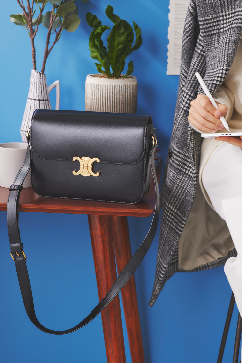 加治ひとみ×名品バッグ】セリーヌの“トリオンフ”は永遠に色あせ