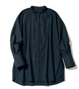 バンドカラーシャツ／GU¥1,990 シャツは羽織りとしても使う前提でやや長めの丈で選ぶと着回し力が上がる。美人見えする黒で。￥1,990（GU）