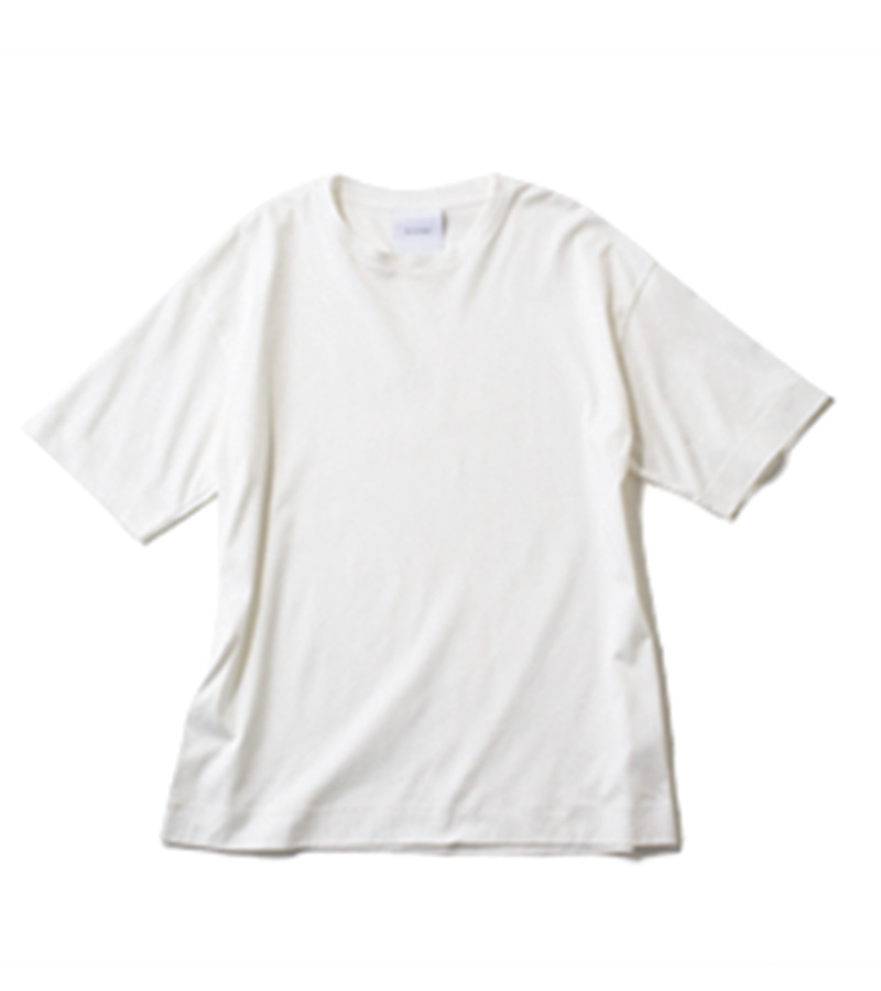 白Tシャツ真冬だってインナーとして大活躍してくれる、まっさらな白のプレーンなＴシャツ。￥9,350（スローン）