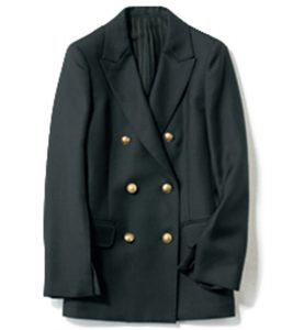テーラードジャケット ダブルボタンの紺ブレは、ロング丈のボックスシルエットが使いやすい。スカートにもパンツにも。￥61,600（ANAYI）