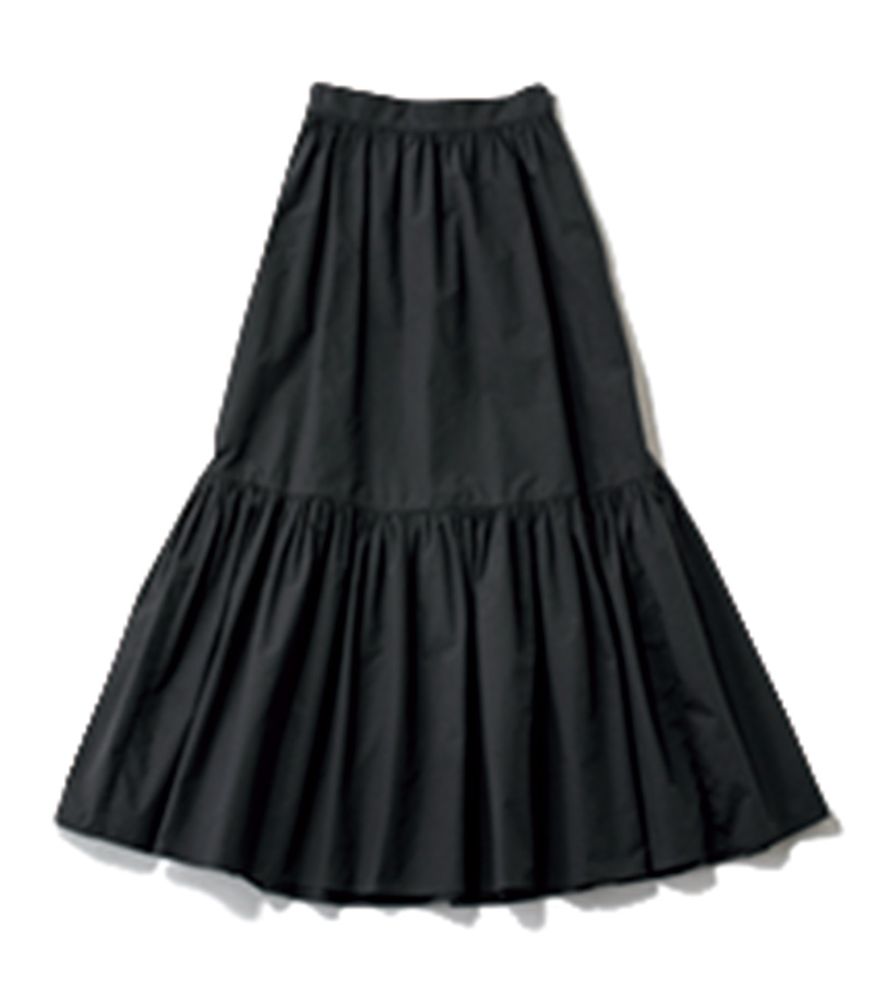 ＼ママも着回し！／ ティアードスカート 黒でも華やかさたっぷりに着られる、ティアードタイプのロングスカートを投入。￥17,000（ノーク）