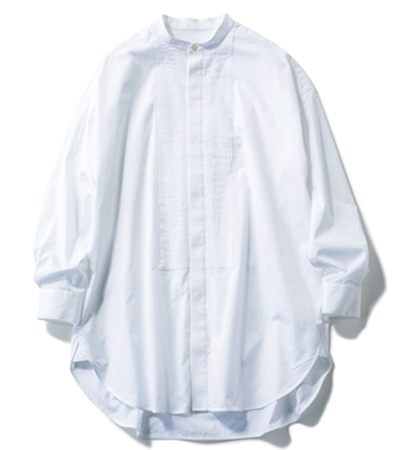 スタンドカラー白シャツ スタンドカラーが旬。￥28,600（トラディショナル ウェザーウェア／トラディショナル ウェザーウェア 青山店）