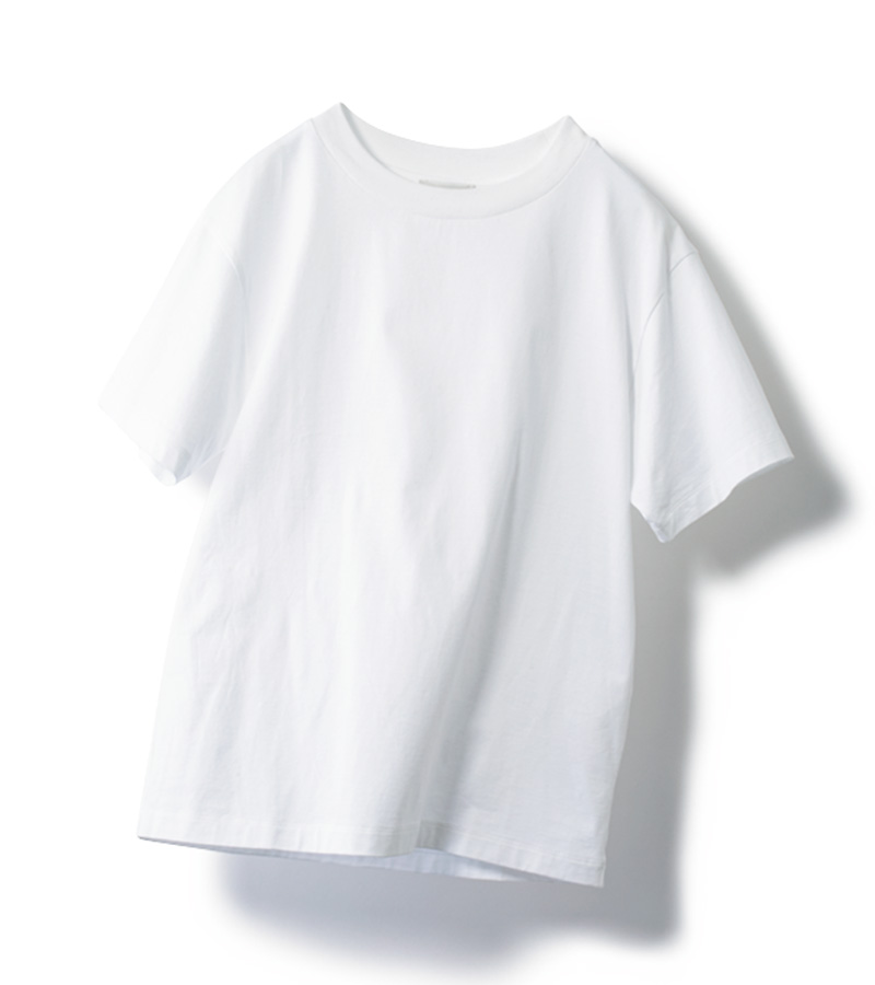 白Tシャツ 単品使いはもちろん、スウェットやカーデのインナーとしてちょい見せが効く。Tシャツ￥15,400（エイトン／エイトン青山）