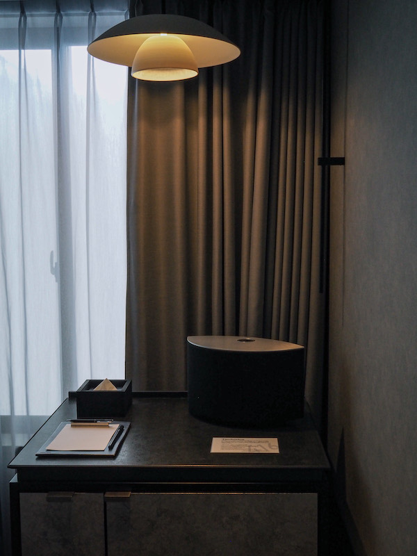 ノーガホテルの客室は、近未来を