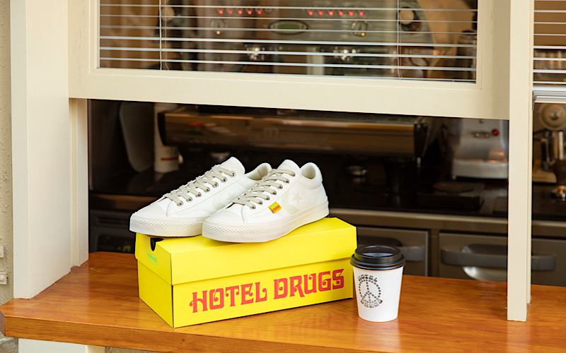 【コンバース】業界人に人気のコーヒースタンド「HOTEL DRUGS」とのコラボスニーカーが登場！