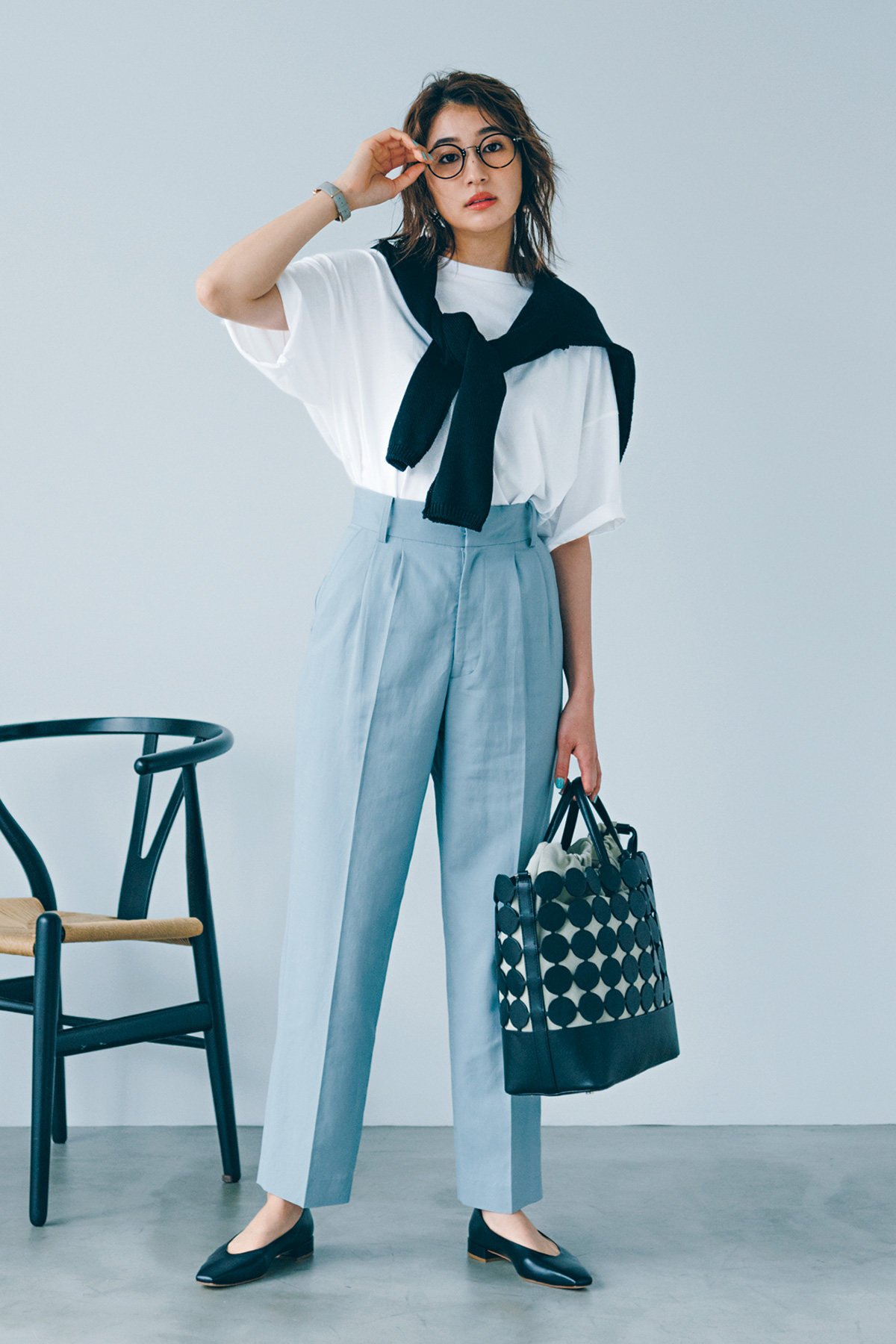 白Tシャツにグレーのきれいめパンツ黒のカーデを肩がけ。