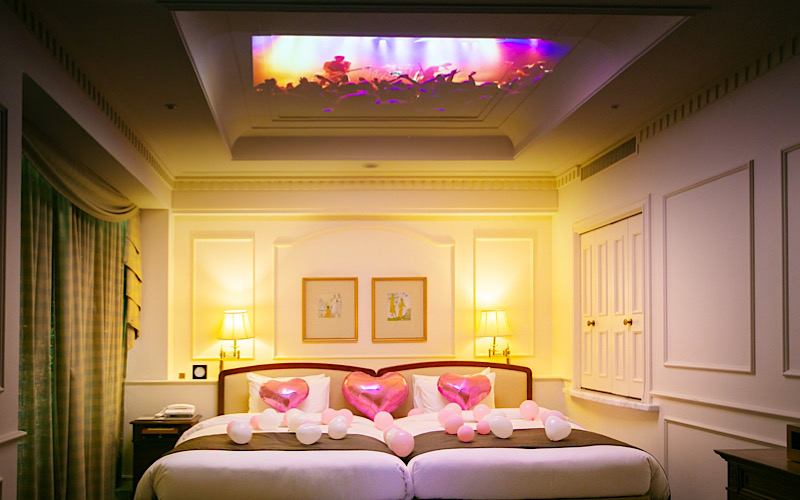天井いっぱいに“推し”の映像を堪能できる！「ホテル ザ・マンハッタン」の推し活プランがすごい【オフ会にぴったり】
