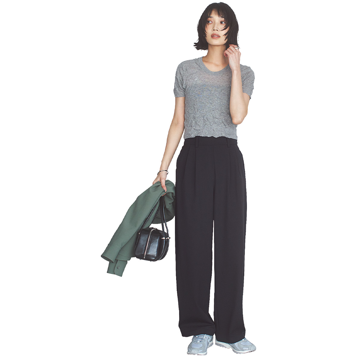 ワッシャー加工×シアーのトップスに黒のストレートパンツのコーデ
